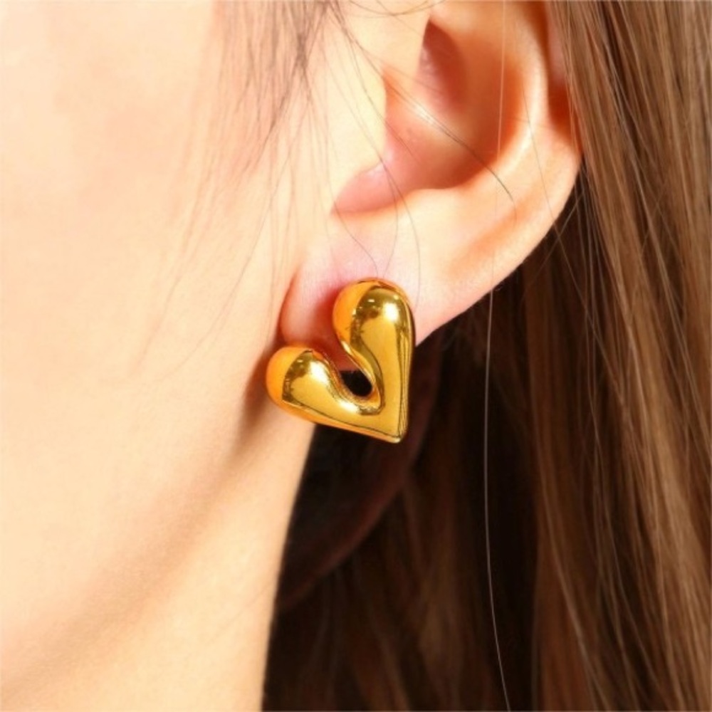 18K Gold Heart Earrings*High Gloss Finish*Stud Earrings - Picture 4 of 6